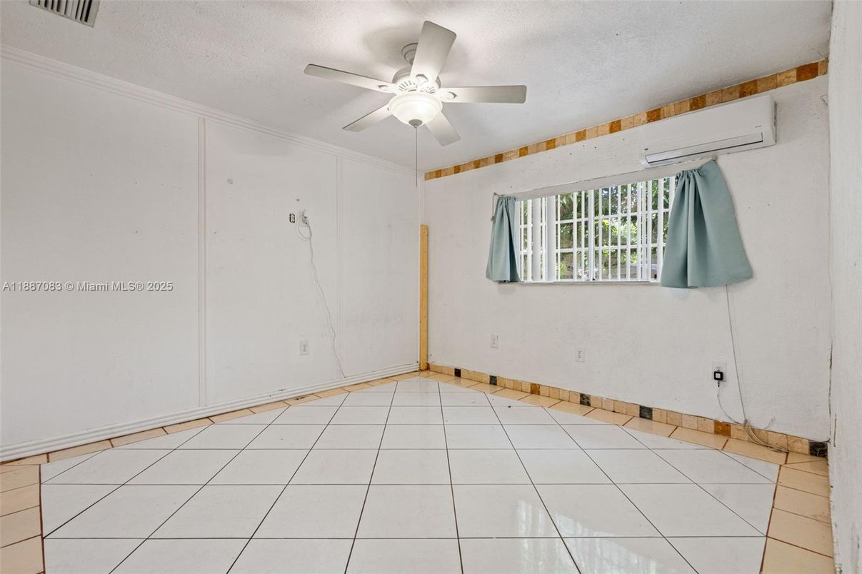 Empty room, Interior