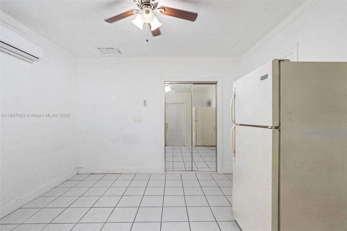 Empty room, Interior