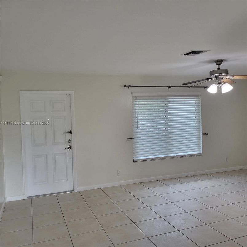 Empty room, Interior