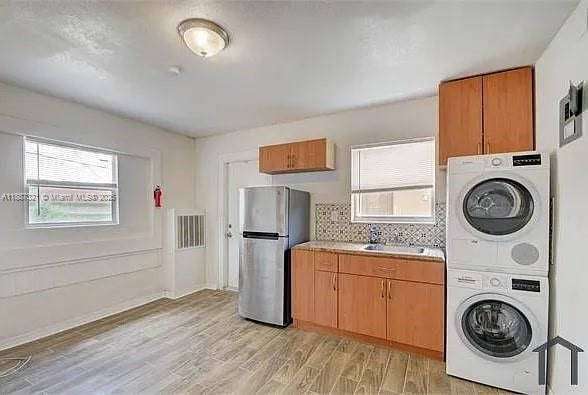 Interior, Kitchen, Utility Closets, Washer, Wood Texture Flooring