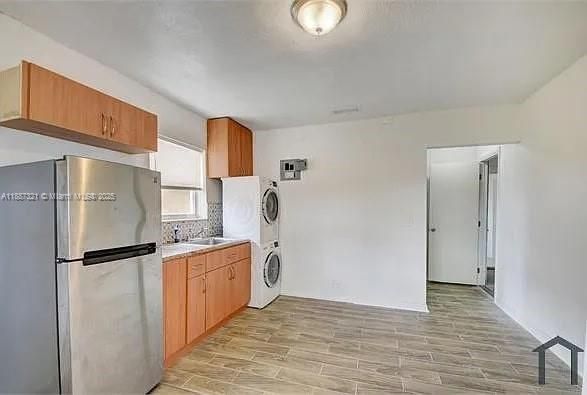 Interior, Kitchen, Washer, Wood Texture Flooring