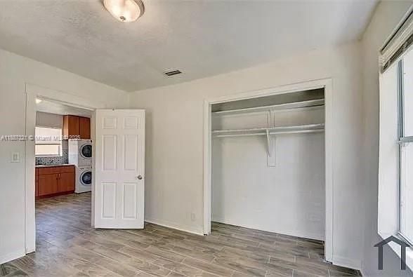 Interior, Washer, Wood Texture Flooring