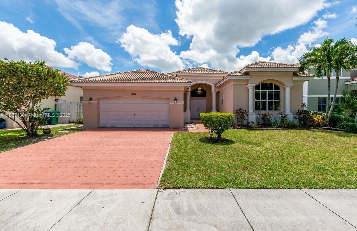 Attached, Exterior, Facade, Mediterranean