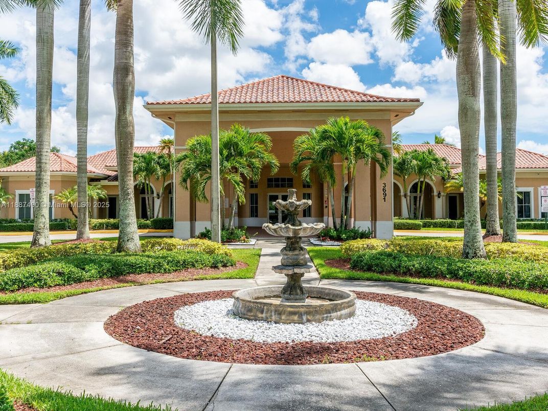 Exterior, Facade, Mediterranean