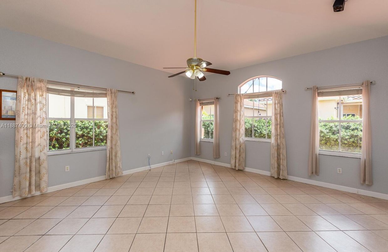 Empty room, Interior
