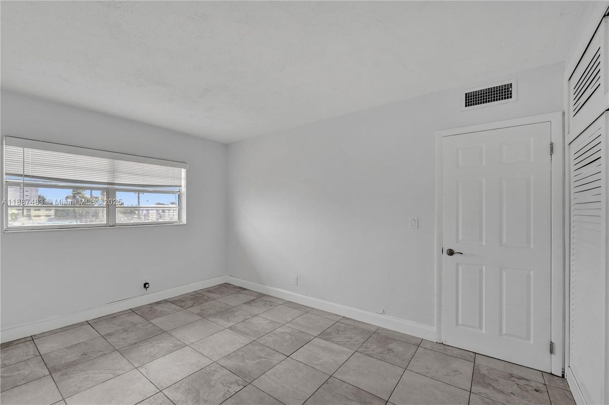 Empty room, Interior