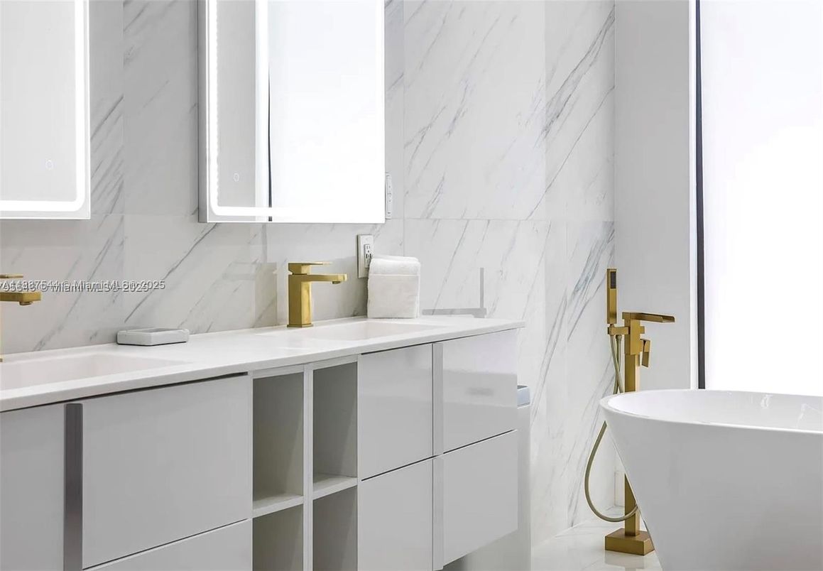 Bathroom, Free Standing Baths, Interior, Marble, Marble Walls