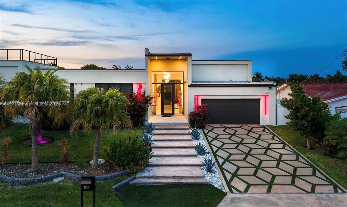 Attached, Backyard, Exterior, Facade, Modern