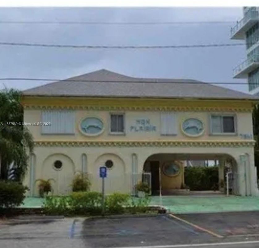 Exterior, Facade, Mediterranean