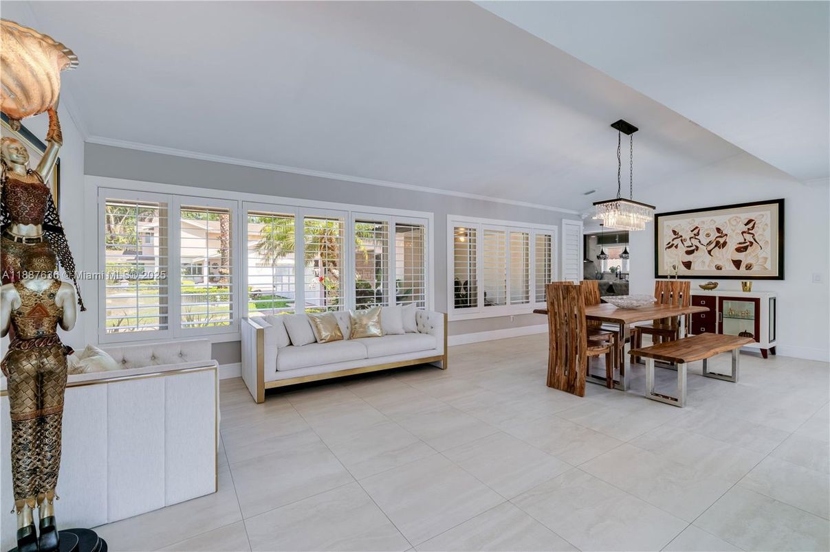 Chandelier, Dining room, Interior, Pendant Lights