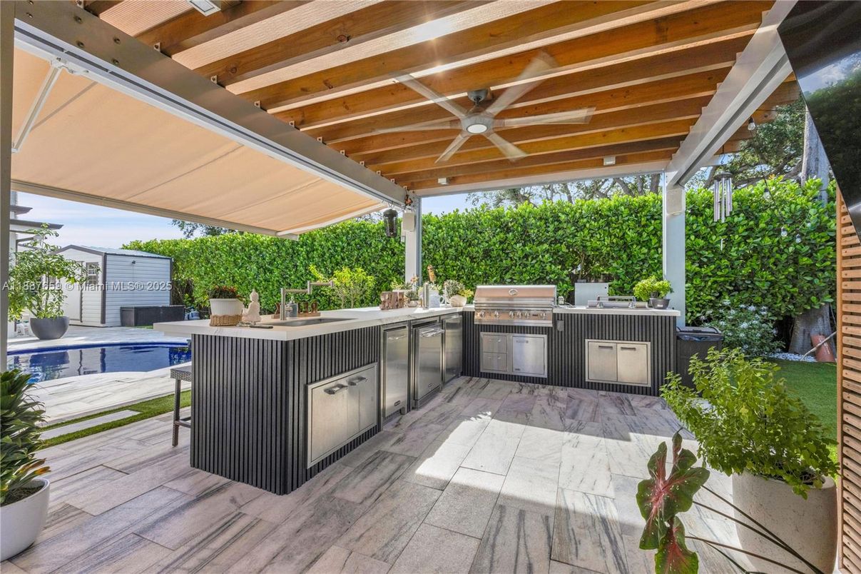 Exterior, Outdoor Kitchen