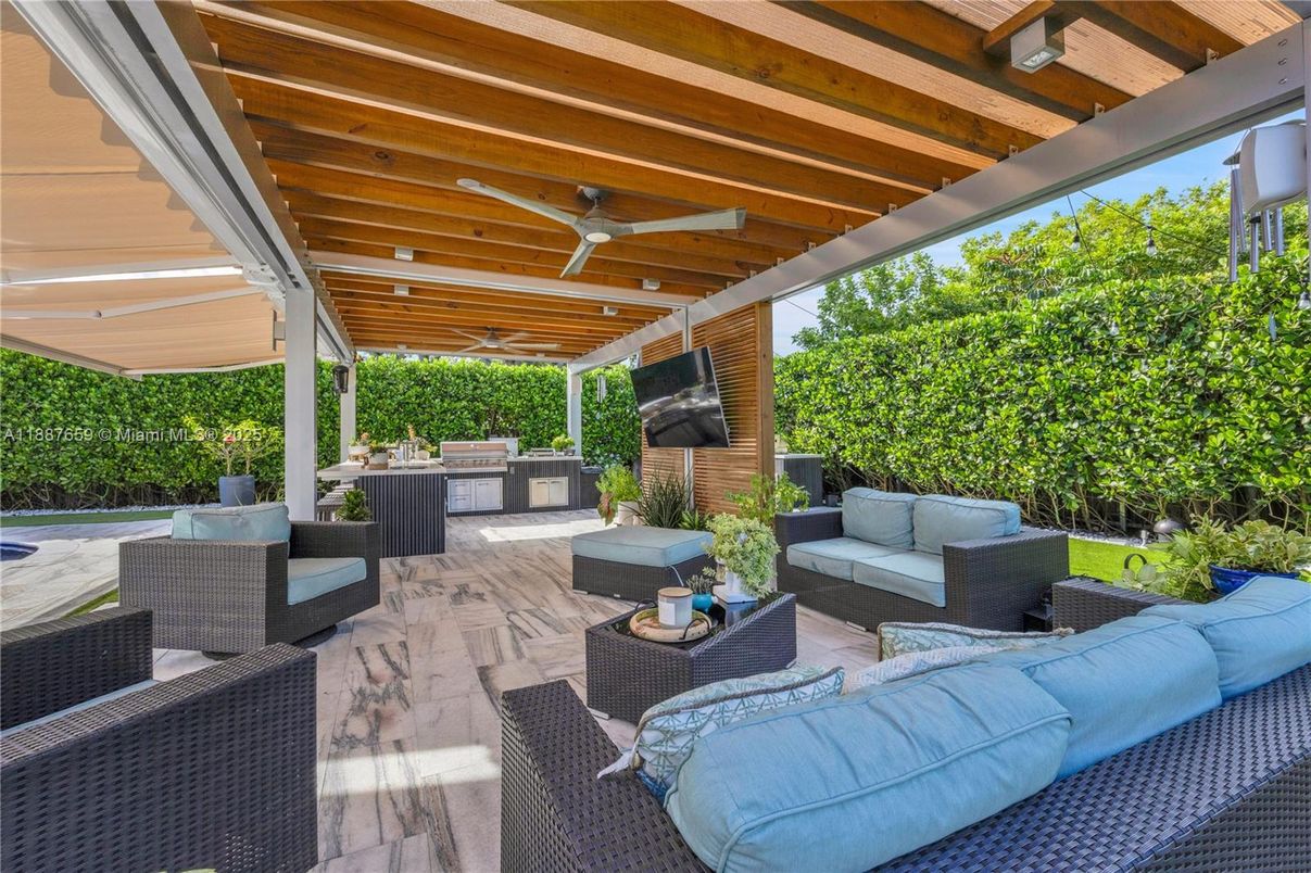 Exterior, Outdoor Kitchen