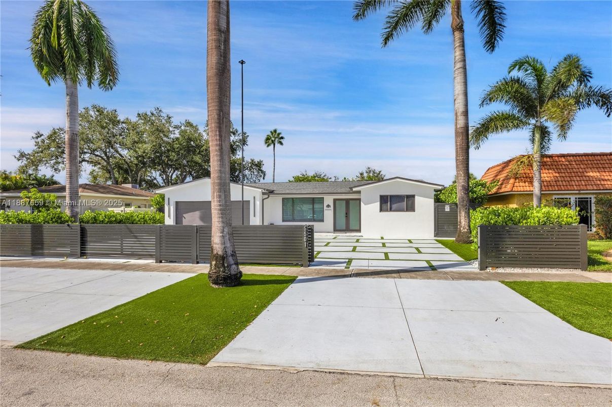 Exterior, Facade, Ranch