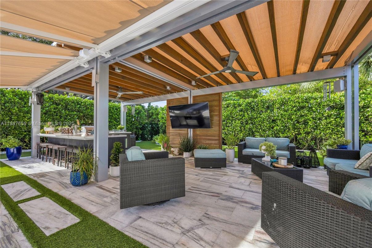 Exterior, Outdoor Kitchen