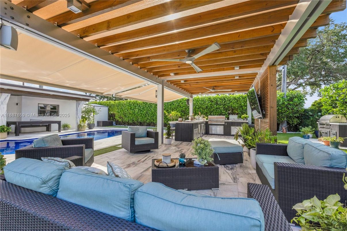 Exterior, Outdoor Kitchen, Pool