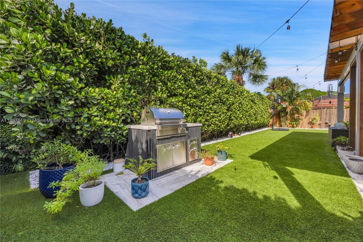 Backyard, Exterior, Outdoor Kitchen