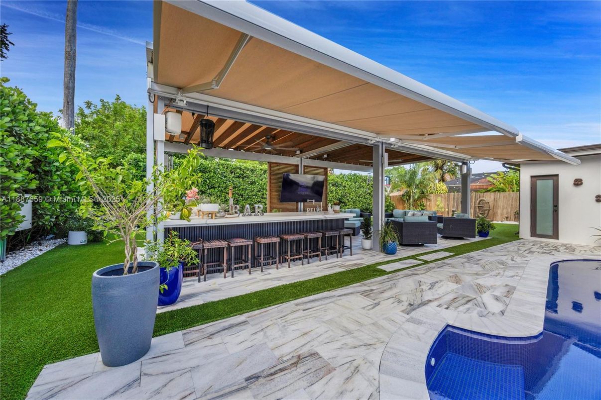 Exterior, Marble, Outdoor Kitchen