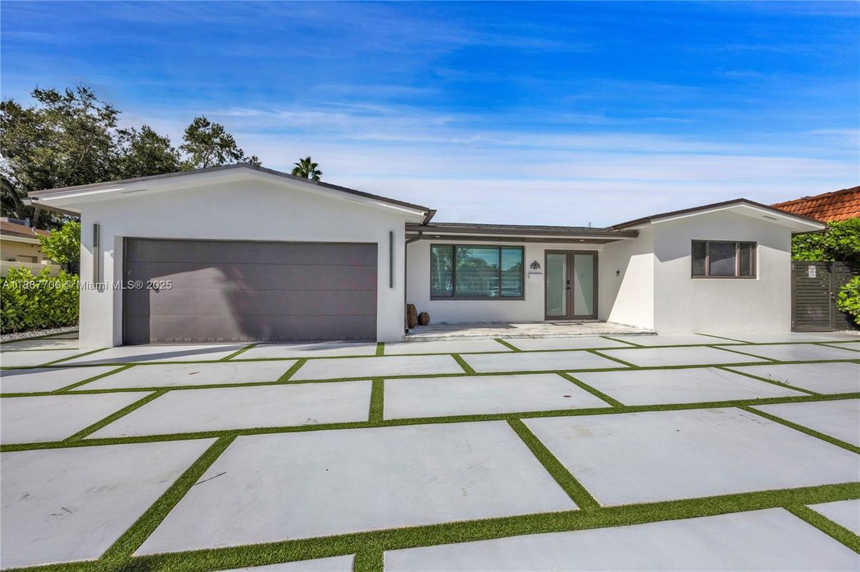 Attached, Exterior, Facade, Ranch