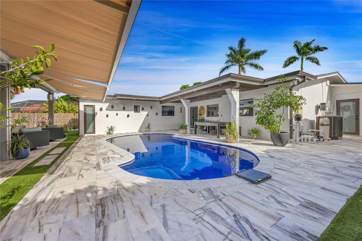 Exterior, Pool