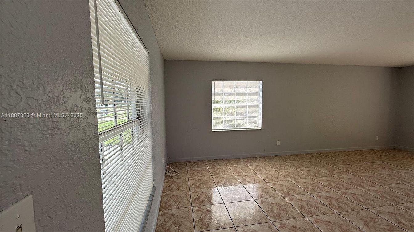 Empty room, Interior
