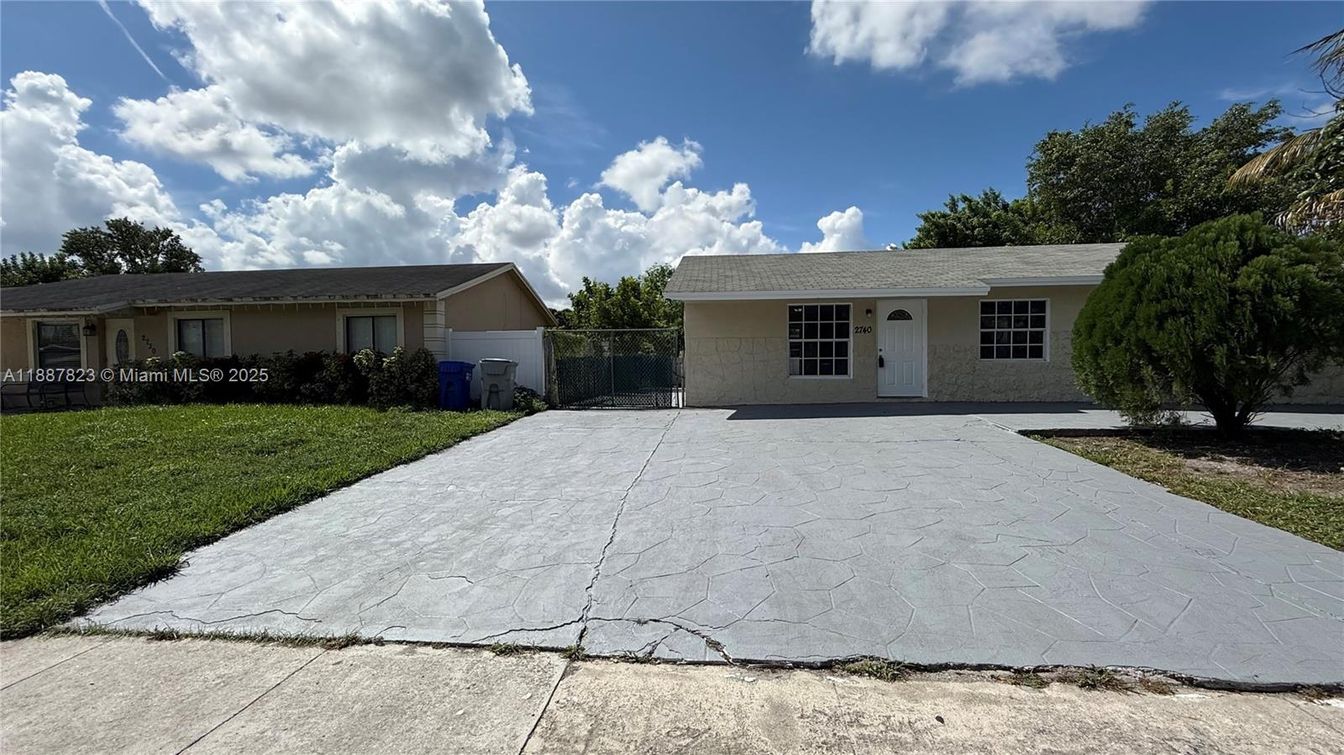 Exterior, Facade, Ranch