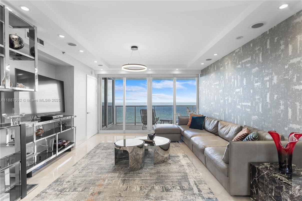 Interior, Living room, Pendant Lights, Recessed Lighting, Water