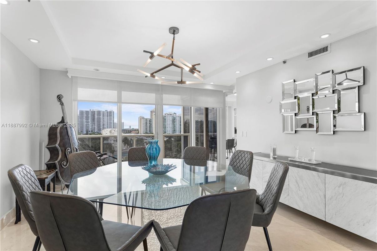 Dining room, Interior, Pendant Lights, Recessed Lighting