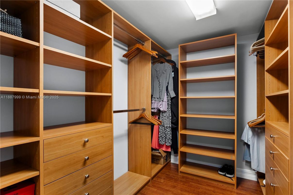 Interior, Walk-in Closets, Wood Texture Flooring