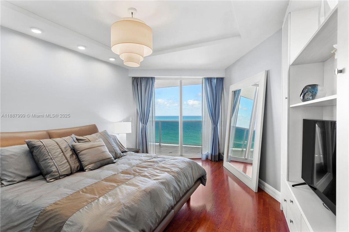 Bedroom, Interior, Recessed Lighting, Water, Wood Texture Flooring