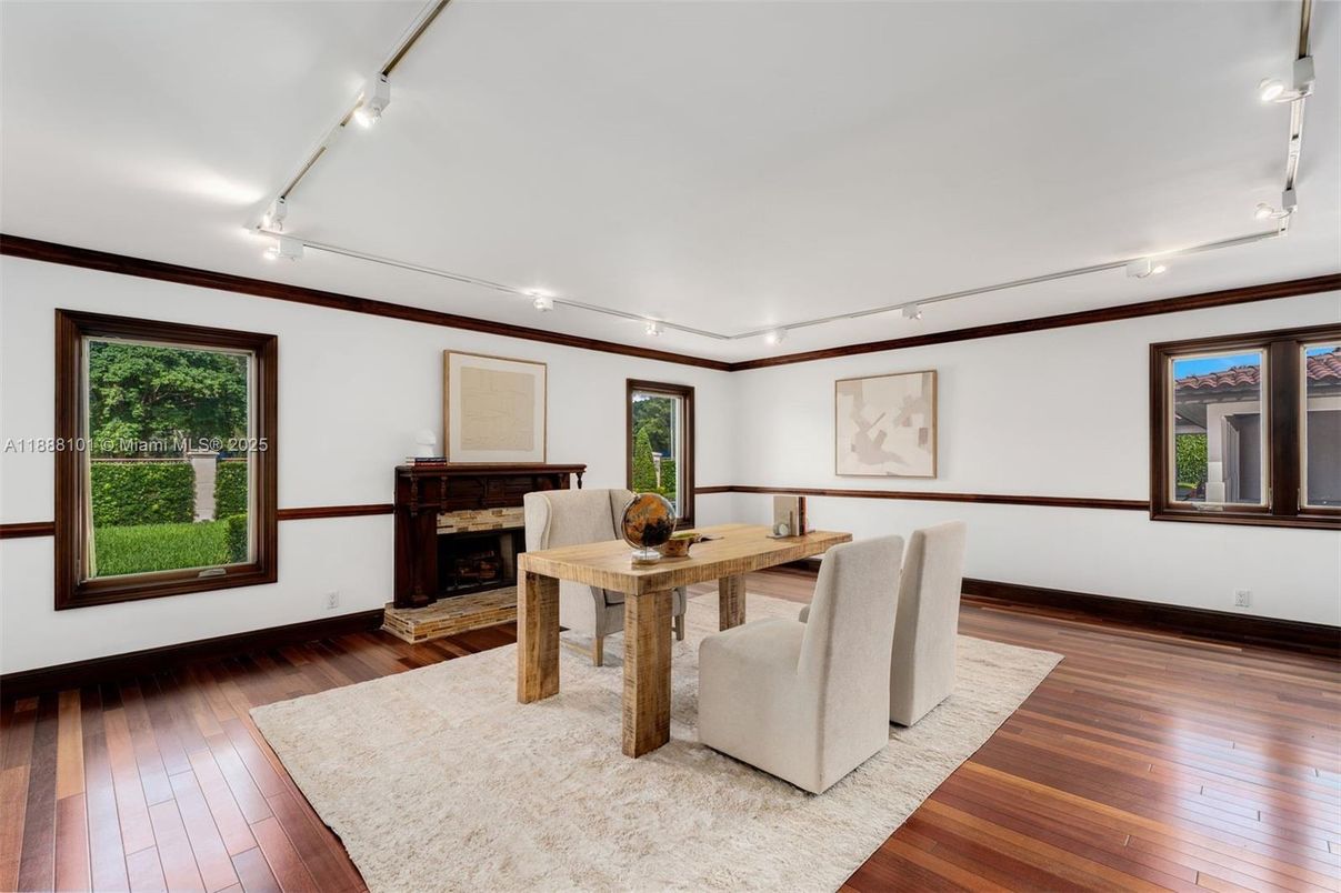 Dining room, Fireplace, Interior, Recessed Lighting, Wood Texture Flooring