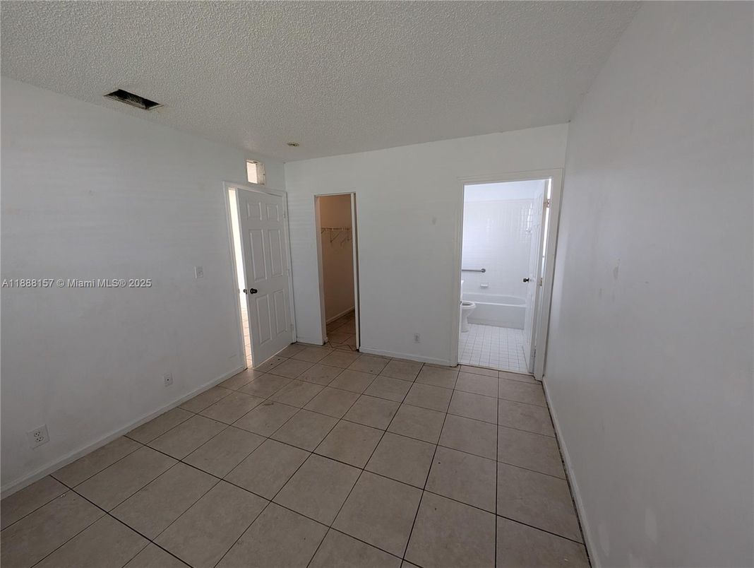 Empty room, Interior
