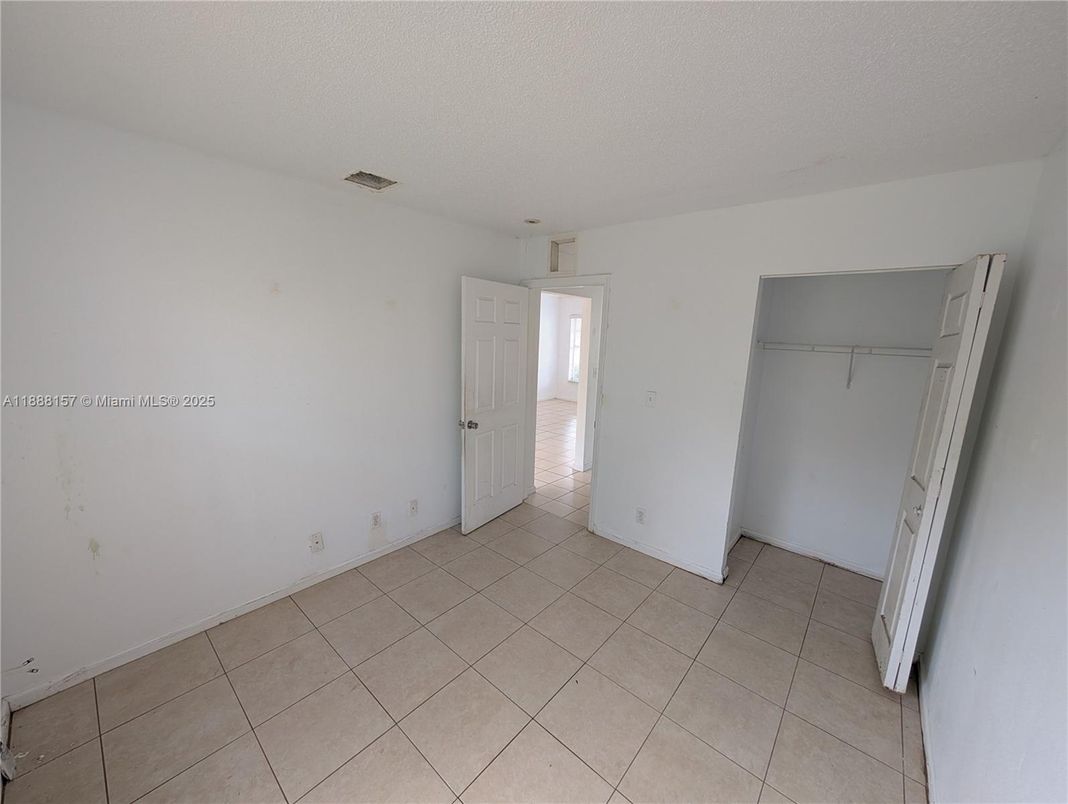 Empty room, Interior