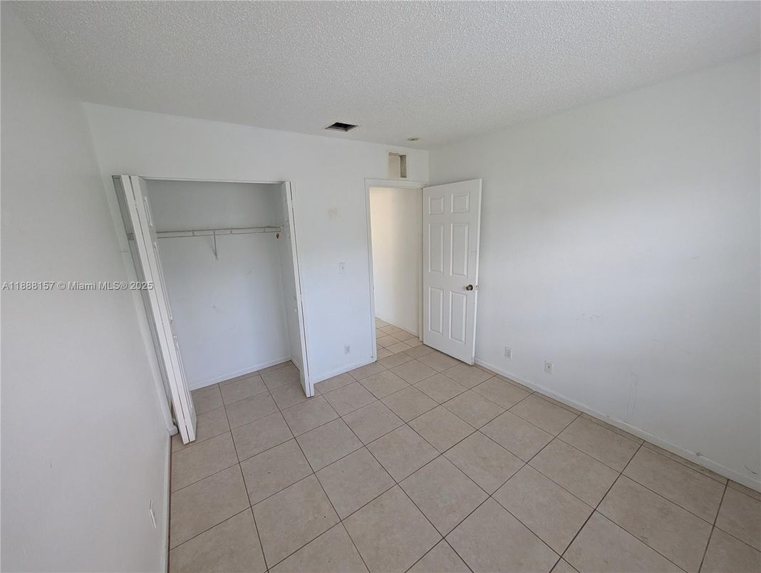 Empty room, Interior