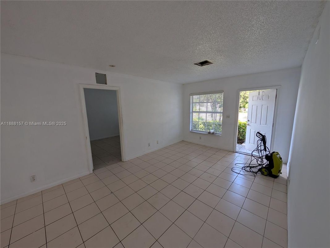 Empty room, Interior
