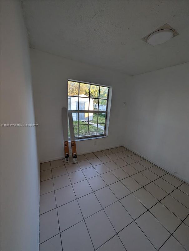 Empty room, Interior