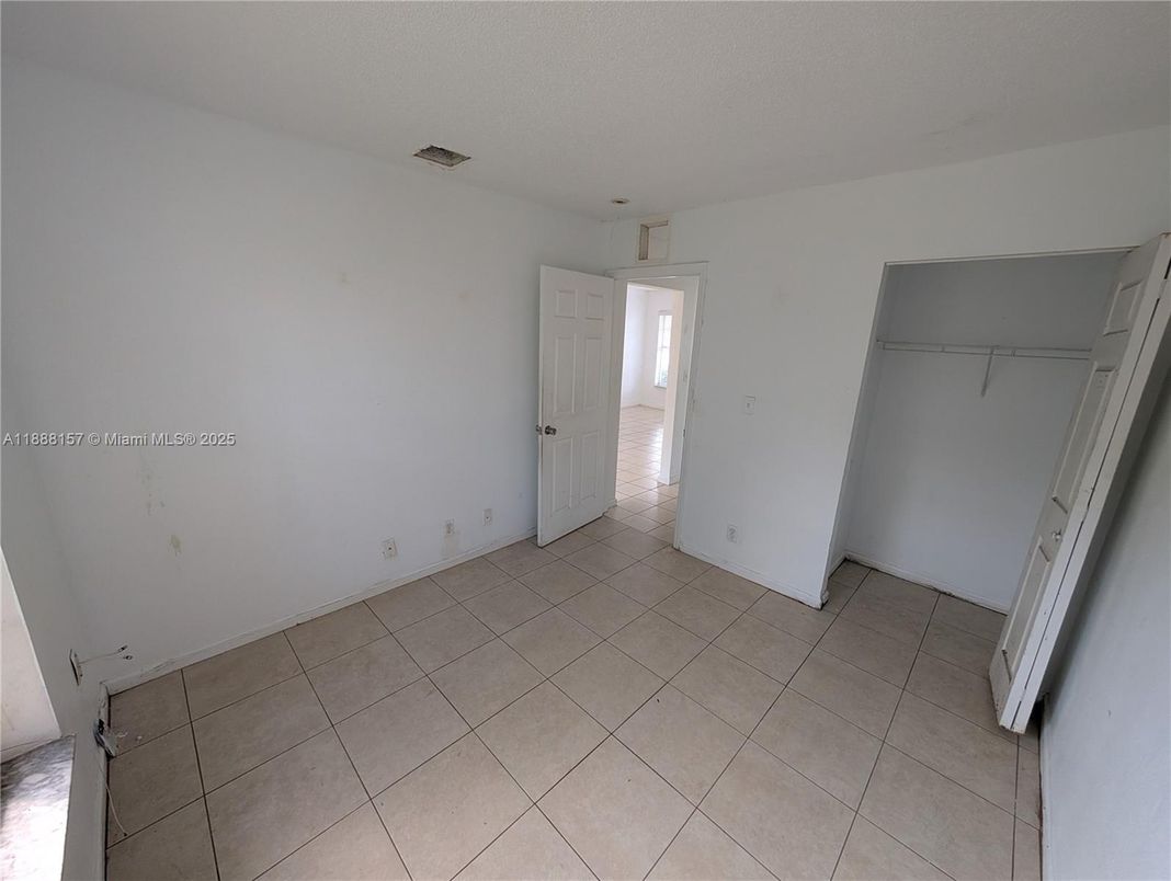 Empty room, Interior