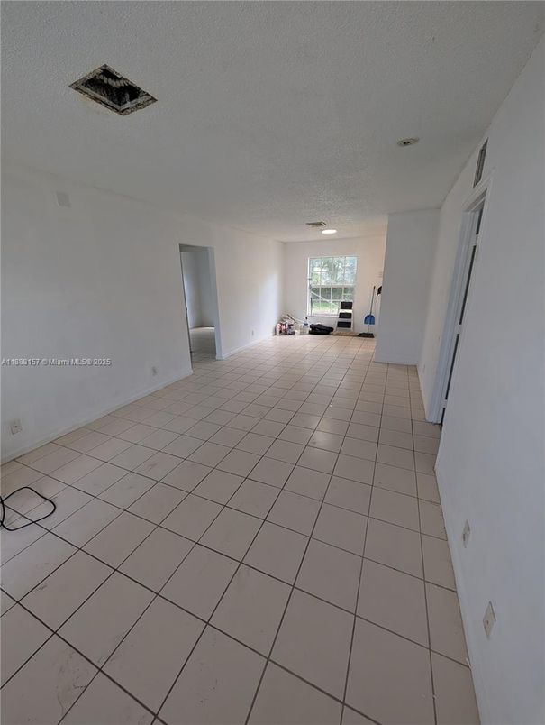 Empty room, Interior