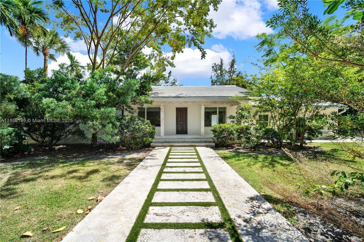Backyard, Exterior, Facade, Ranch