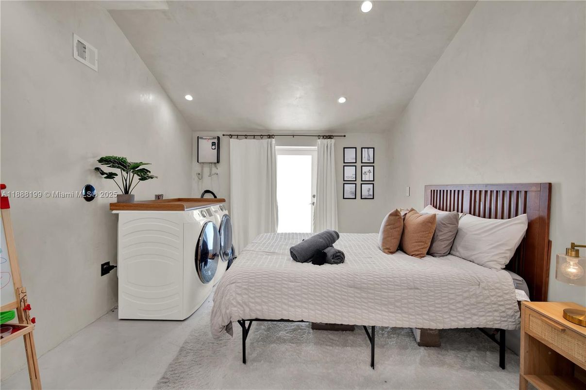 Bedroom, Interior, Recessed Lighting, Washer