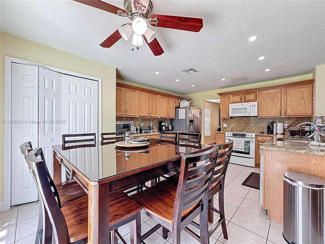 Dining room, Interior, Kitchen, Recessed Lighting
