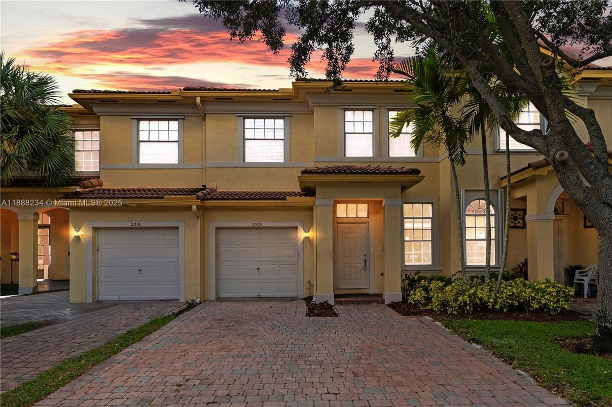 Attached, Exterior, Facade, Mediterranean