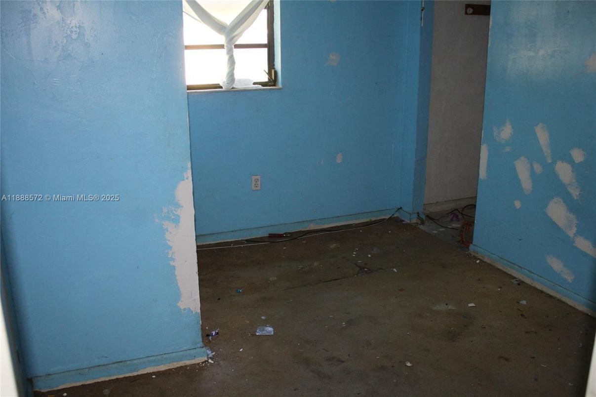 Empty room, Interior