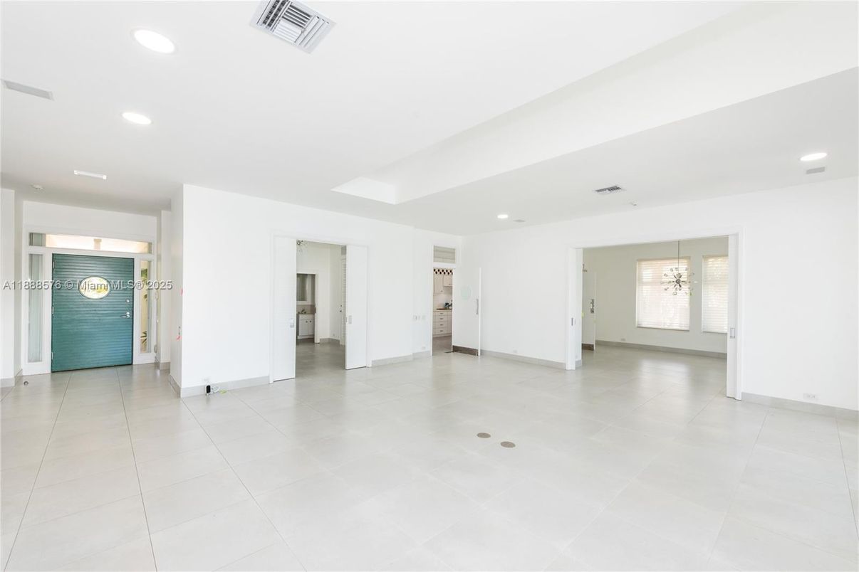 Empty room, Interior, Recessed Lighting