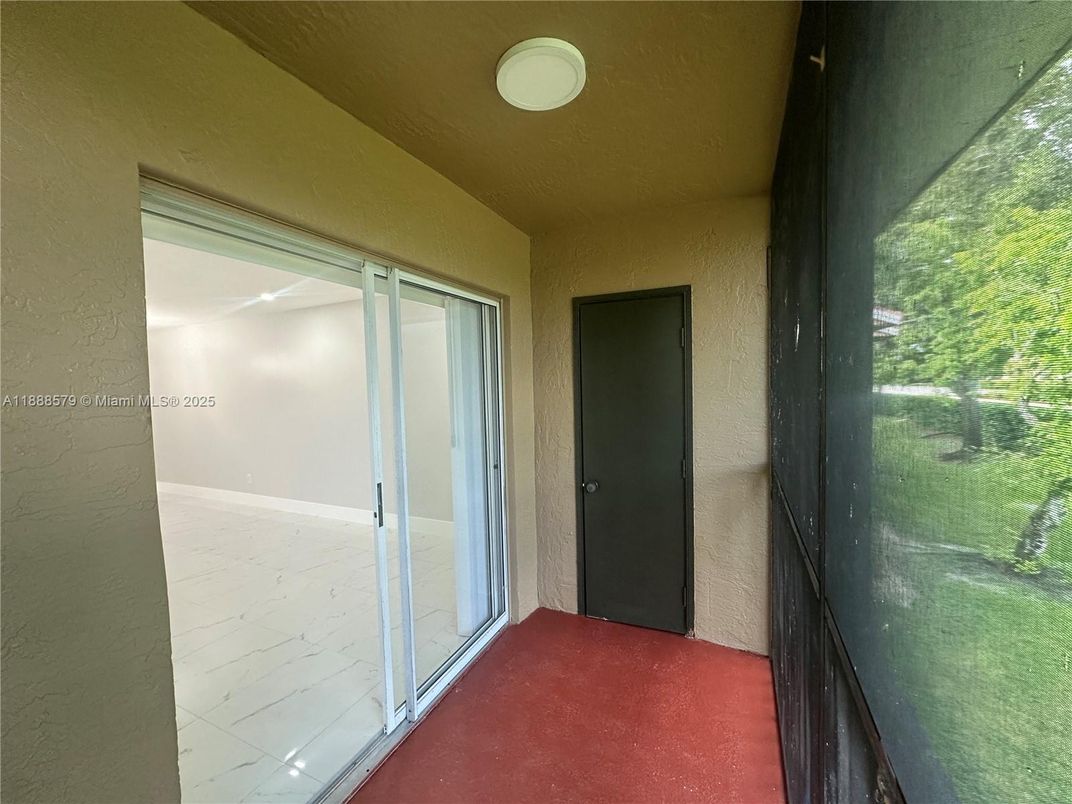 Empty room, Interior