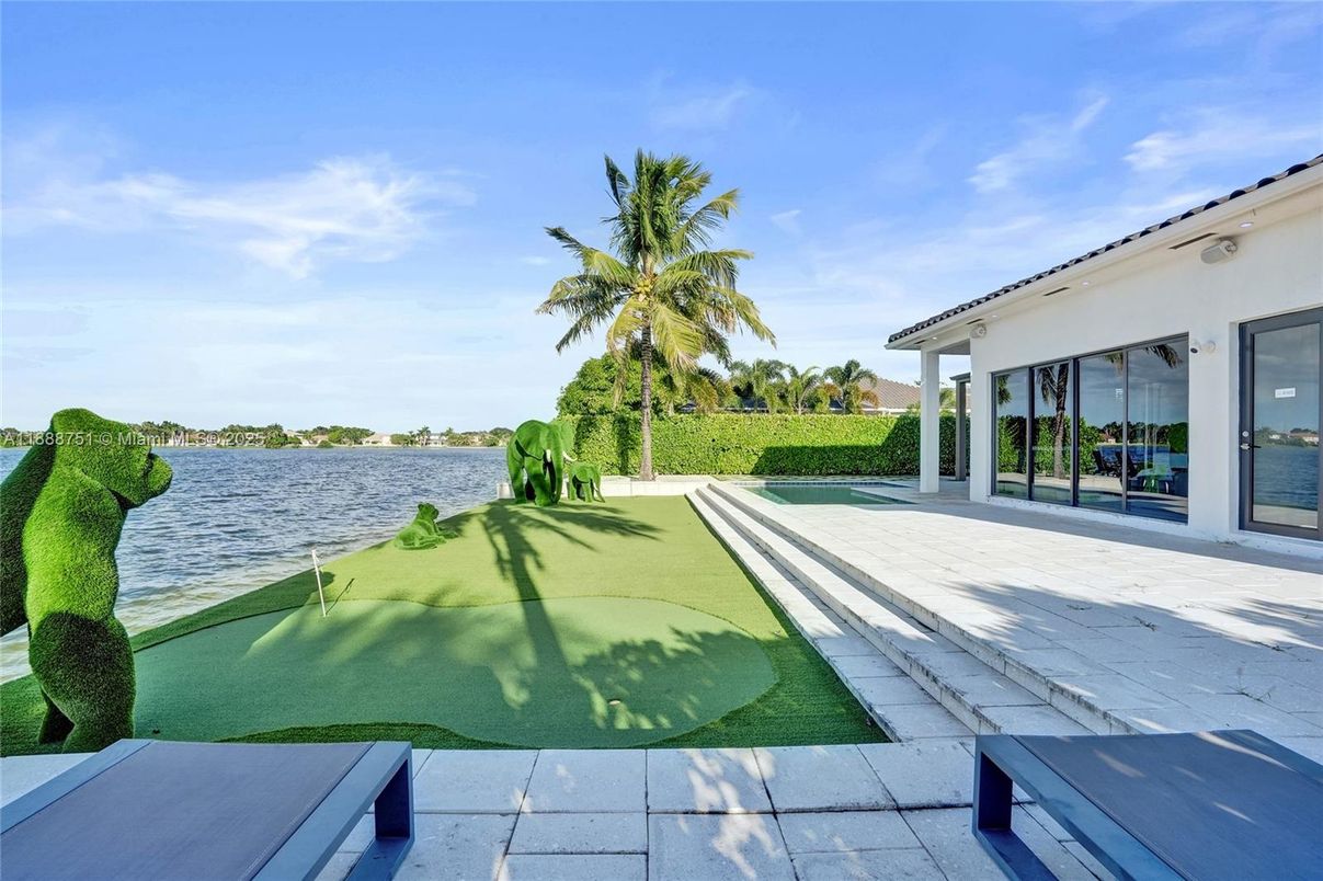 Exterior, Pool, Water