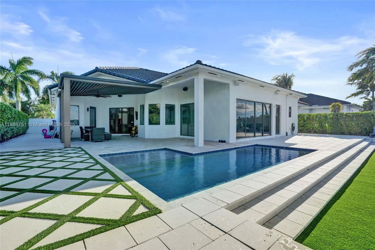 Exterior, Pool