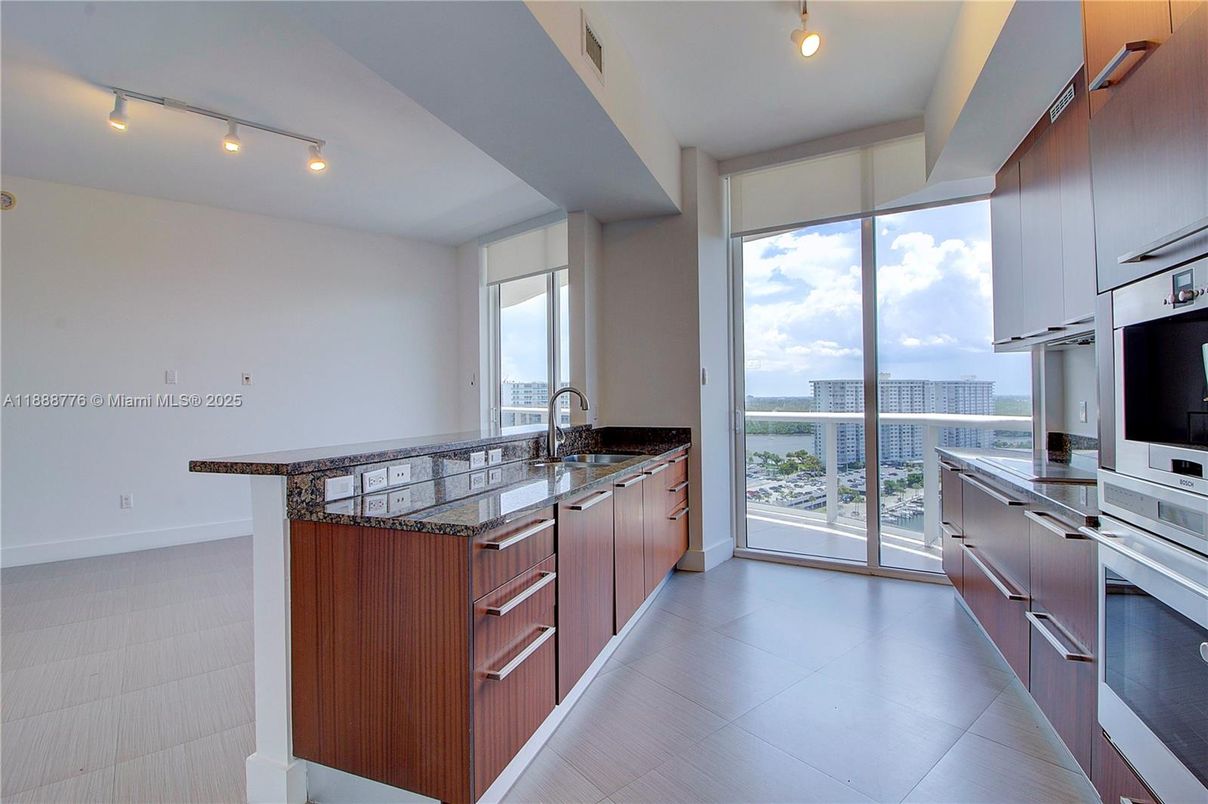 Interior, Kitchen, Recessed Lighting, Water