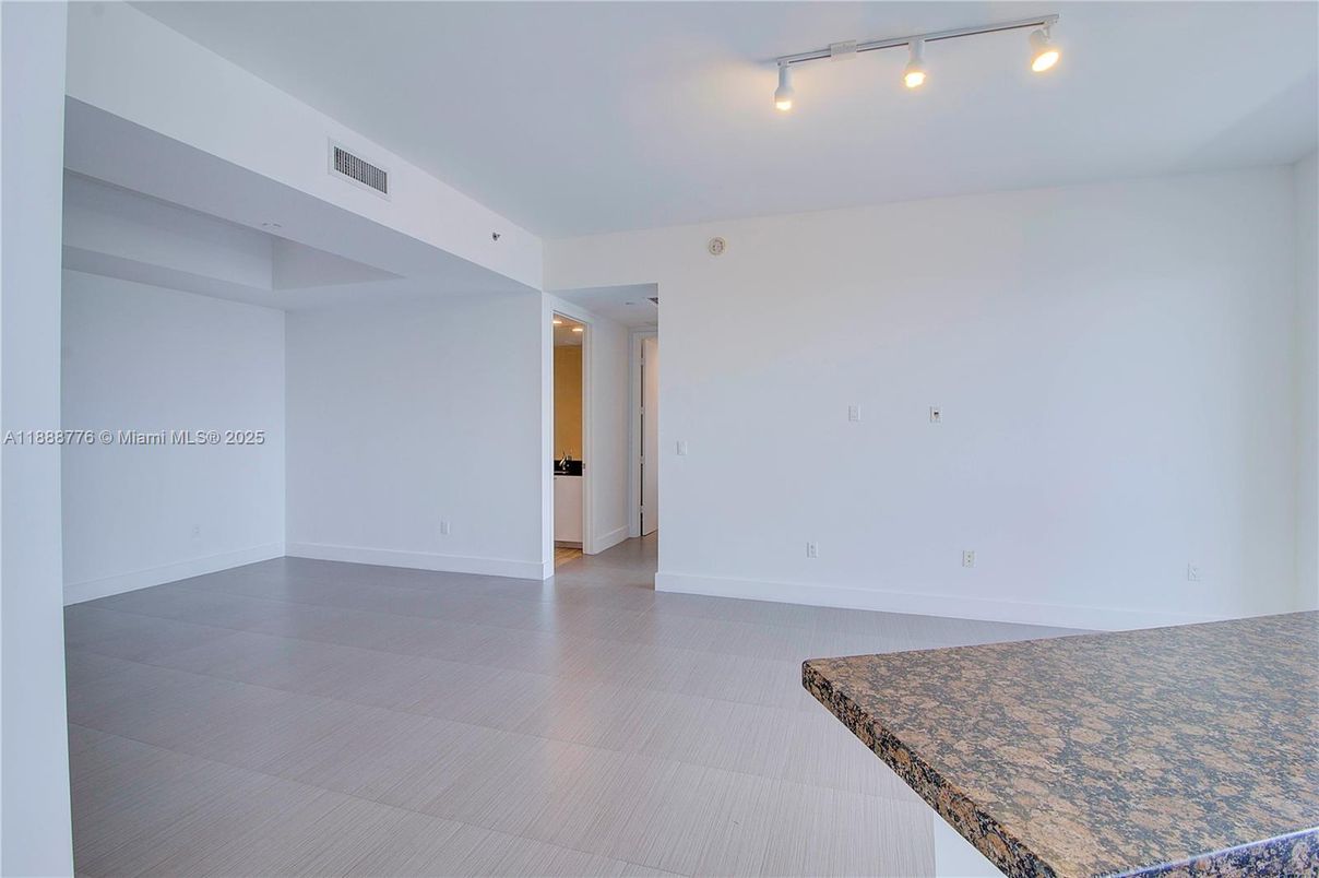Empty room, Interior