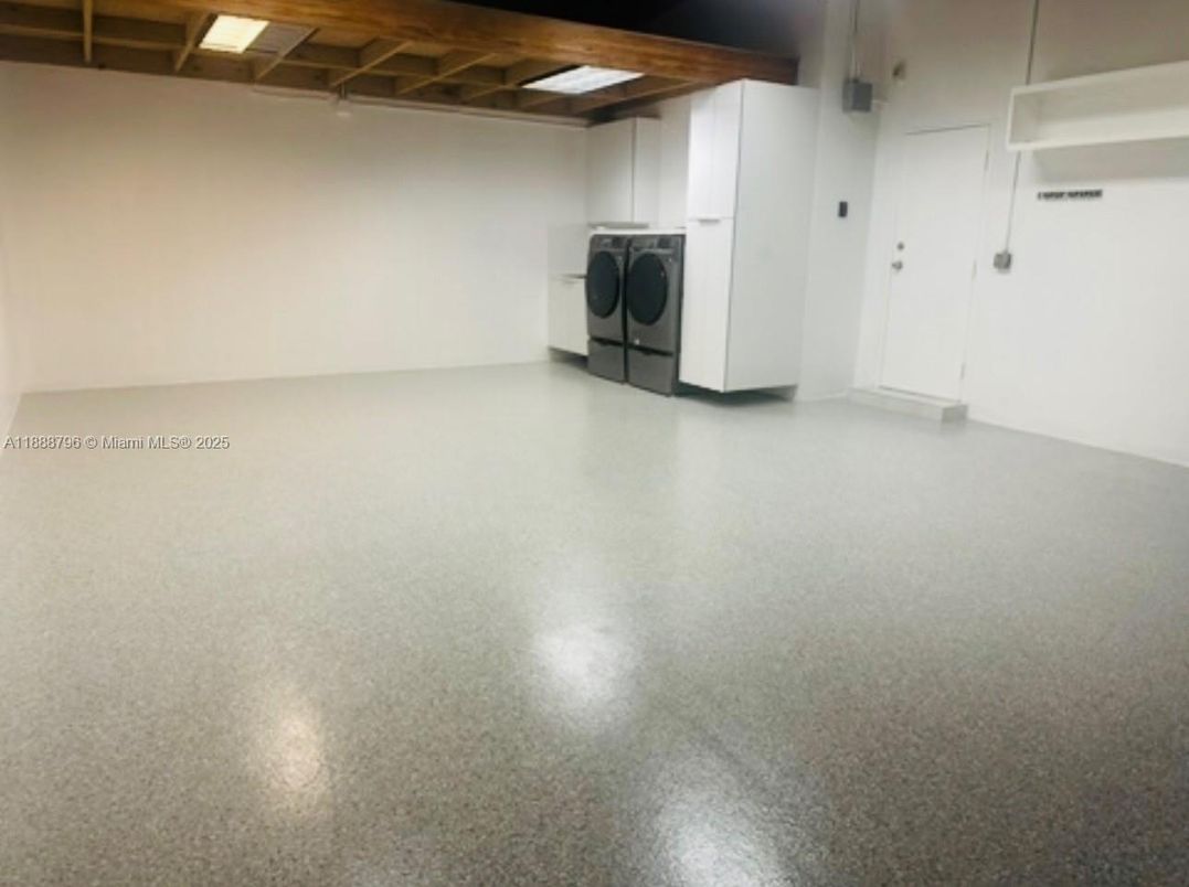 Empty room, Interior, Washer, Wooden Beams