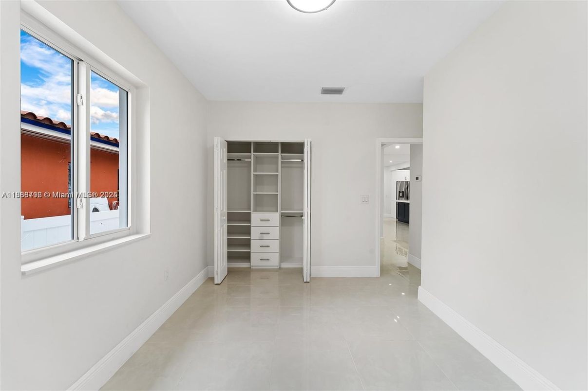 Empty room, Interior, Recessed Lighting, Walk-in Closets